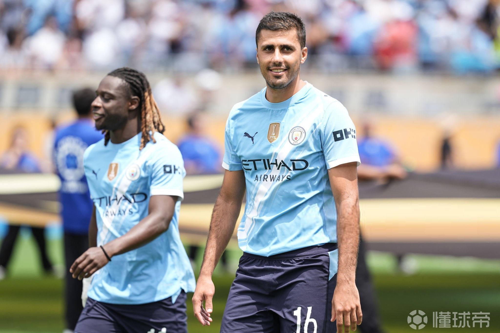 津门虎以1亿投资逆袭联赛前六，培养出三名国脚新星，展现草根逆袭与青训潜力。