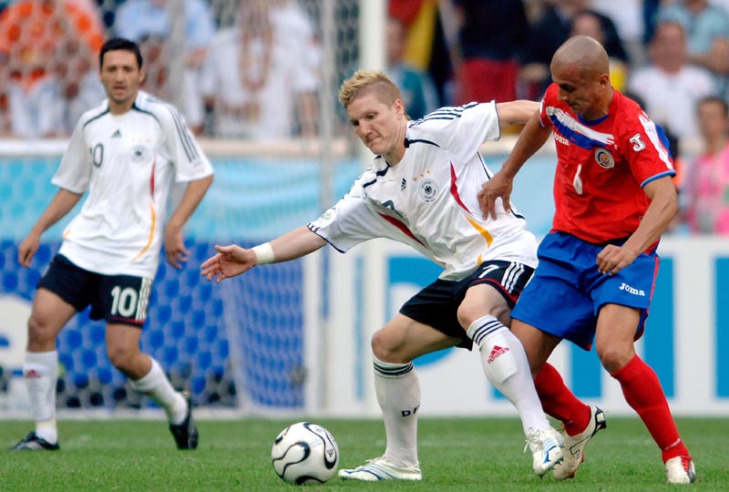 图片报：拜仁正在考察桑托斯19岁的巴西左后卫索萨